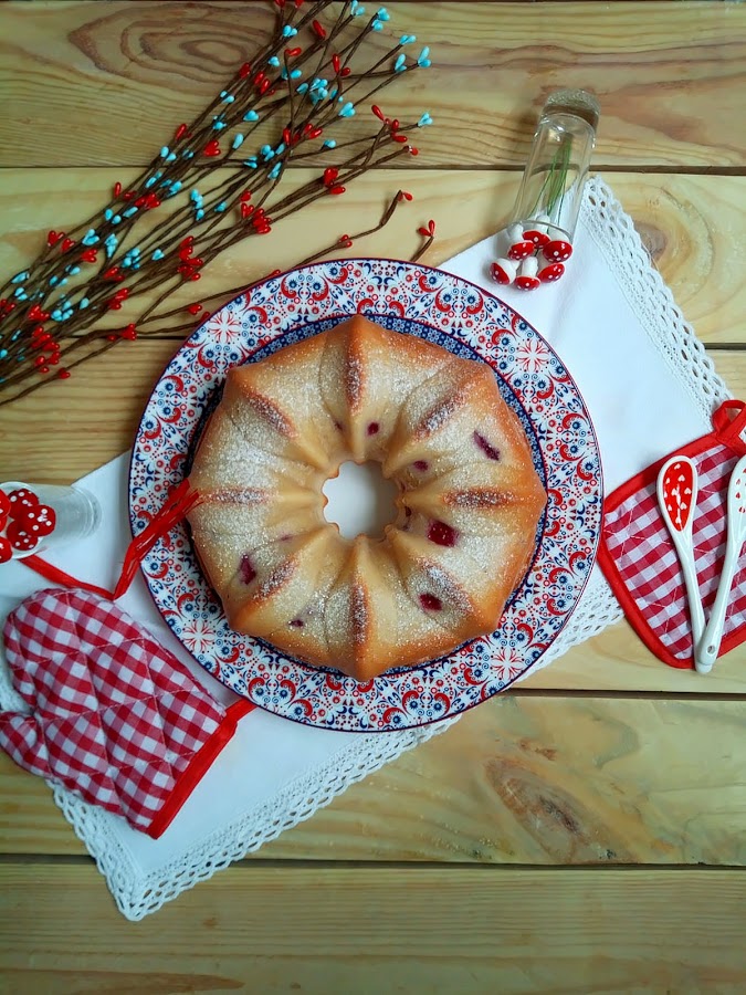 Receta de bundt cake de frambuesas y cava Bizcocho jugoso, esponjoso, tierno fácil Desayuno merienda postre Con horno Champán Fresas Cuca