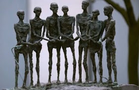 ESCULTURA DOS 7 MAÇONS NO CAMPO DE CONCENTRAÇÃO