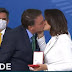  Em evento, Bolsonaro entrega medalha a Michelle Bolsonaro