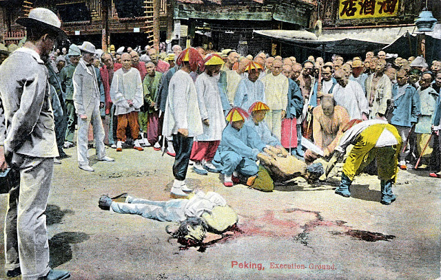 Interesserede tilskuere i Kina mens bødlen gør klar til at halshugge en dødsdømt, efter at den første mistede hovedet