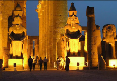 Temple de Louxor avec éclairage de nuit en Egypte