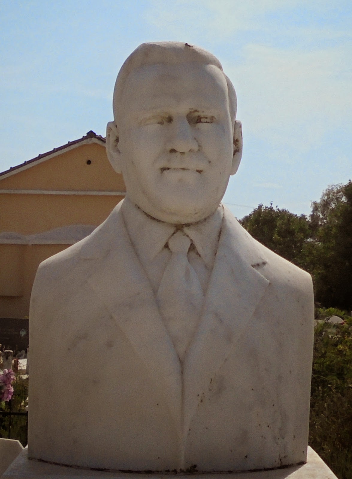 το ταφικό μνημείο του Κώστα Σταματέλου στους Τσουκαλάδες Λευκάδας