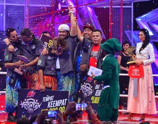 Johan Juara Super Spontan 2014, pemenang Super Spontan 2014, gambar pentas akhir Super Spontan 2014, 6 finalis Super Spontan 2014: Johan (Abe Macho) Shuib (Raksasa Comey), Tauke (John Senah), Shahrol (Super Gayung), Achey (Acik Gelek), Yus (Sugar Kane). 