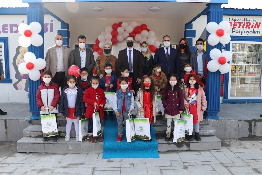 Diyarbakır merkez Kayapınar Belediyesi tarafından oyuncağı olmayan çocuklara yönelik Oyuncak Atölyesi açıldı.