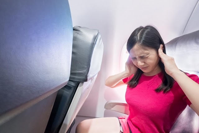 हवाई जहाज की यात्रा के दौरान कान मैं दर्द क्यों होता है ?