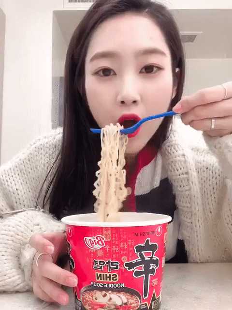 컵라면 먹는 먹지호