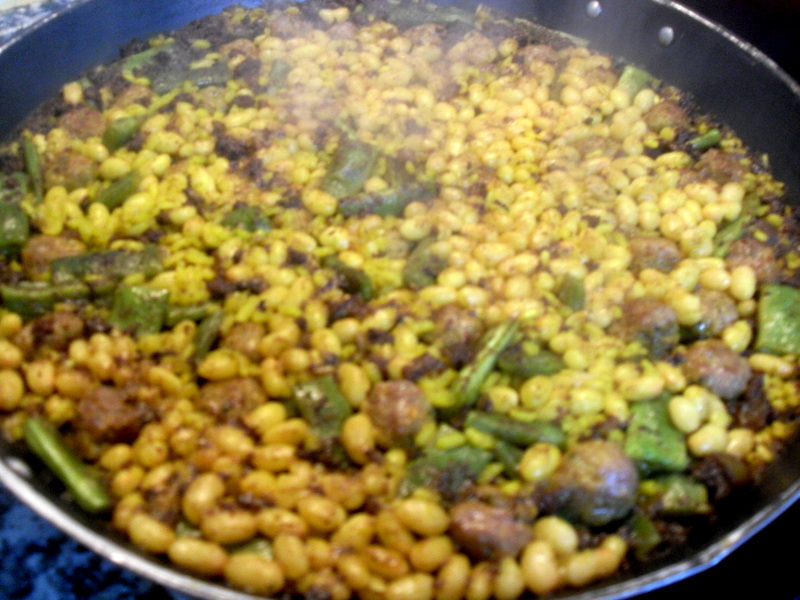 Arosset con albóndigas, morcillas, judias blancas, verdes y sofrito.