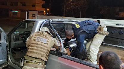 A Polícia Rodoviária Federal (PRF), em operação conjunta com a Polícia Militar de Goiás,  apreendeu na madrugada deste sábado (28) 172 kg de cloridrato e dois kg de cocaína. O flagrante aconteceu na BR 020, em Formosa (GO). Um homem de 31 anos foi preso.
