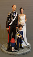 statuine sposi con bambino cake topper famiglia al completo ritratti anniversario orme magiche