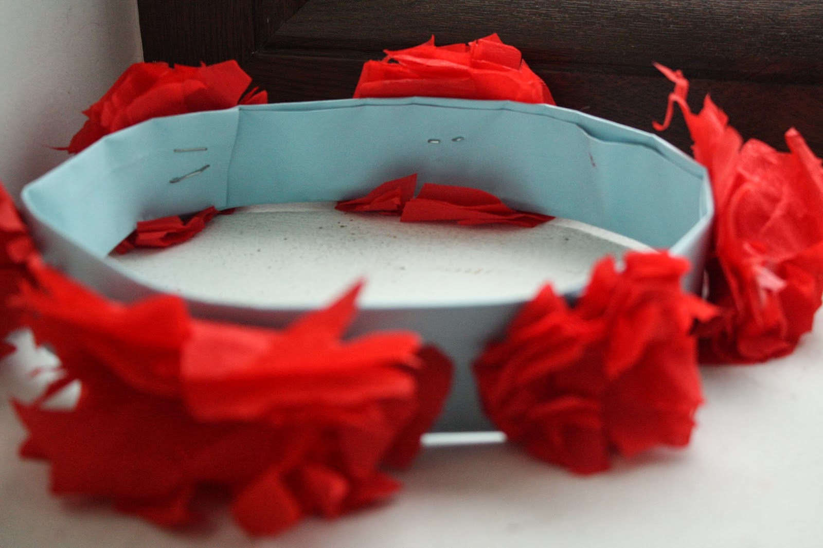 Kids craft: Make your own head wreath