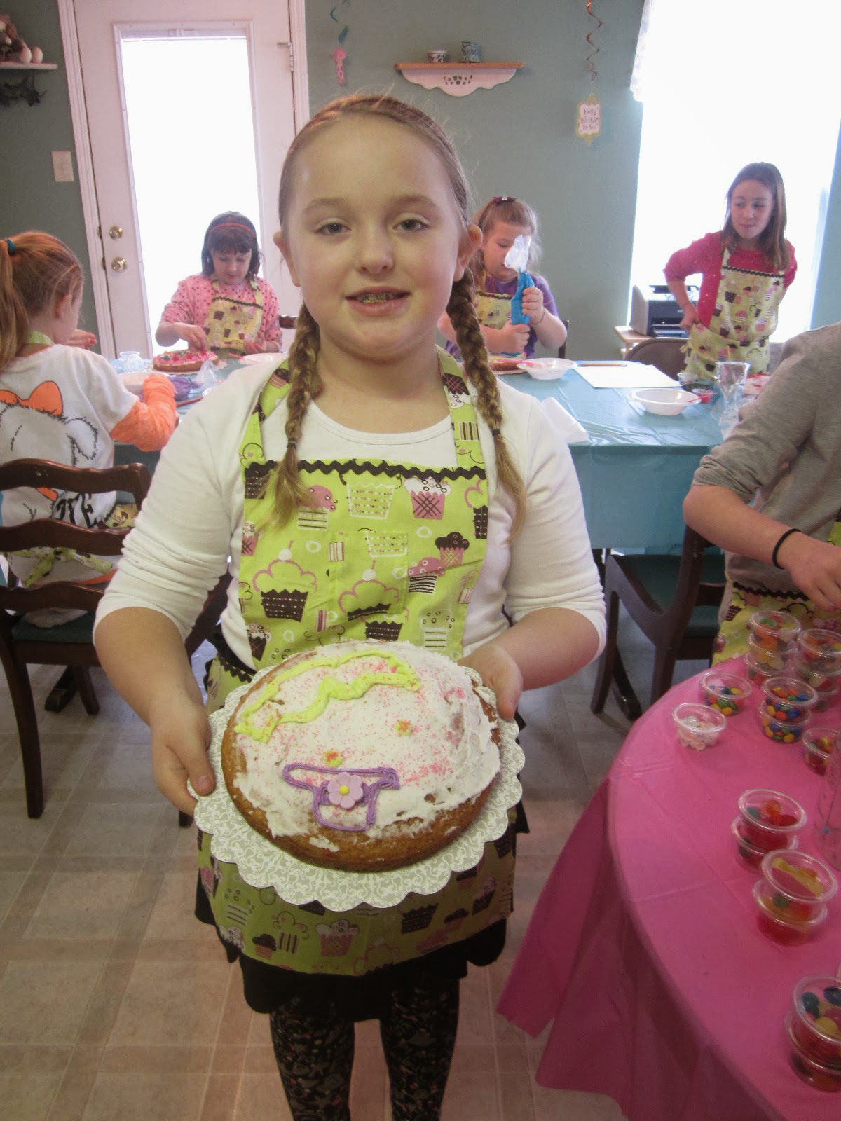 twocraftingmoms: Cake Decorating Birthday Party!