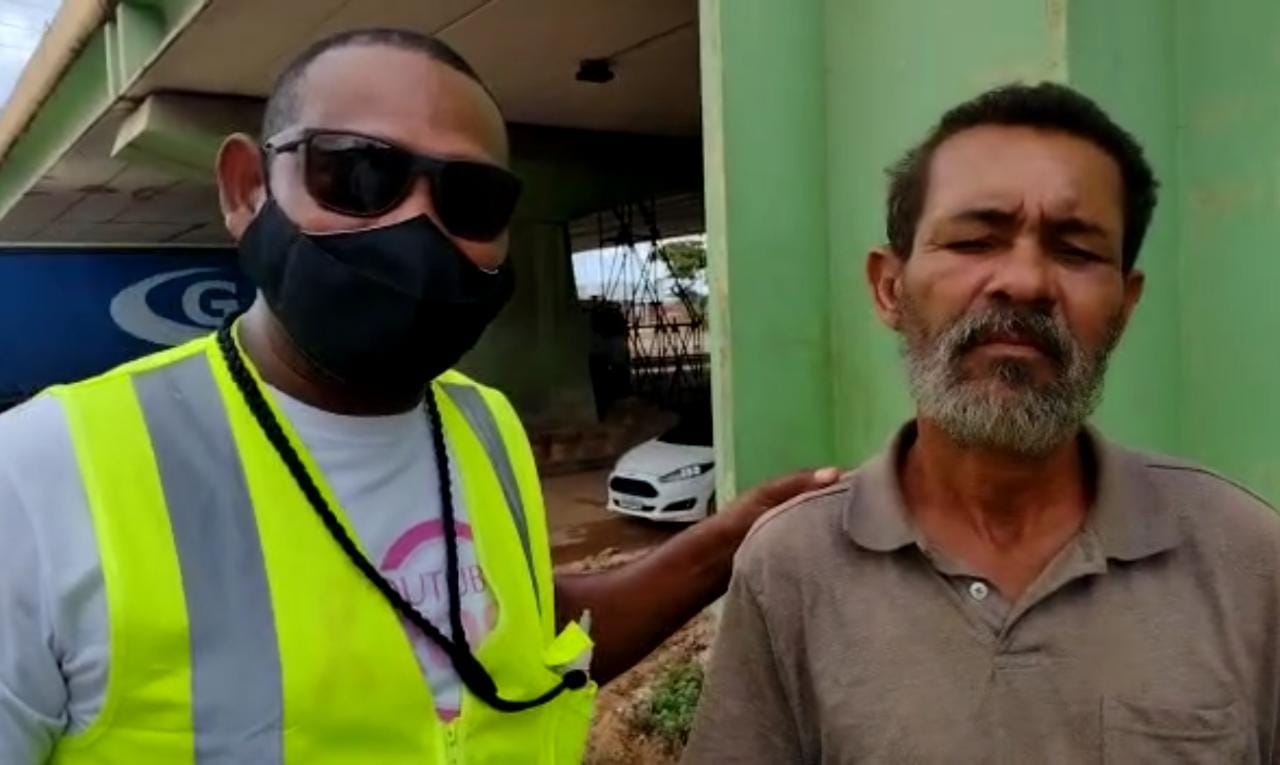 Homem natural de Jacobina mora sob viaduto em Camaçari; veja vídeo