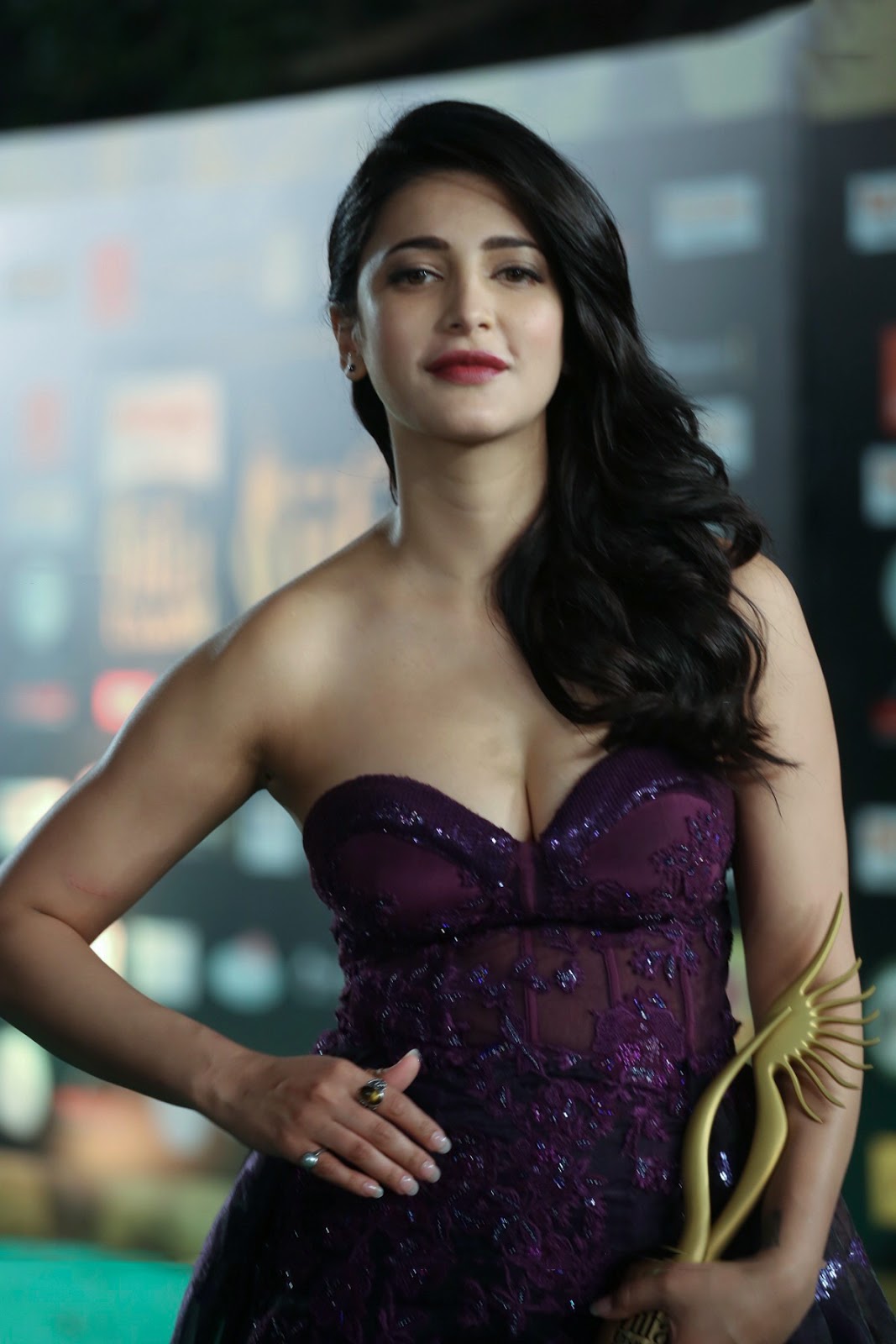 Beauty Galore Hd Shruti Hassan Hot At Iifa Awards In Purple Off Shoulder Gown