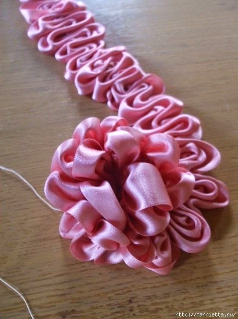 diy-una-flor-con-cinta-de-raso-para-transformar-un-vestido-de-fiesta