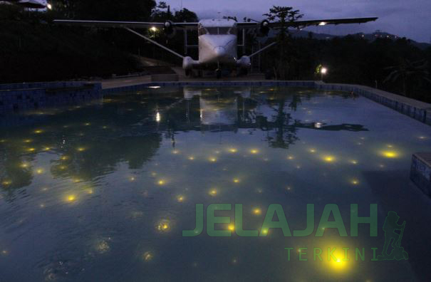 KOLAM RENANG DI BANDUNG YANG BERCAHAYA BAK AURORA BERWARNA ...
