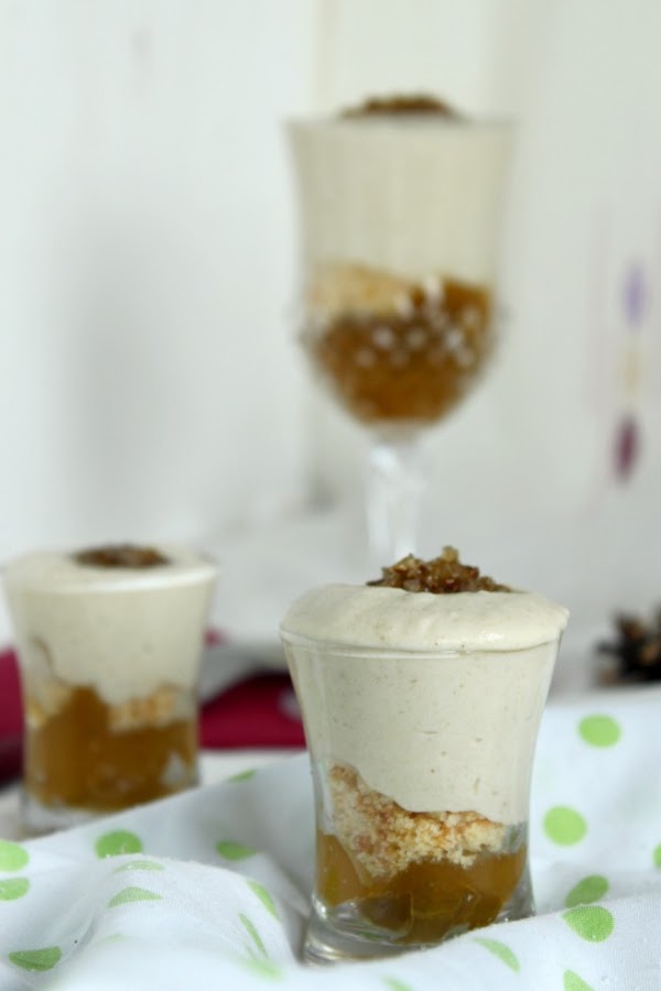 Vasitos con mermelada de ciruelas, crumble, mousse de boletus y caramelo de pistacho.MaraEnGredosFoodBlog.