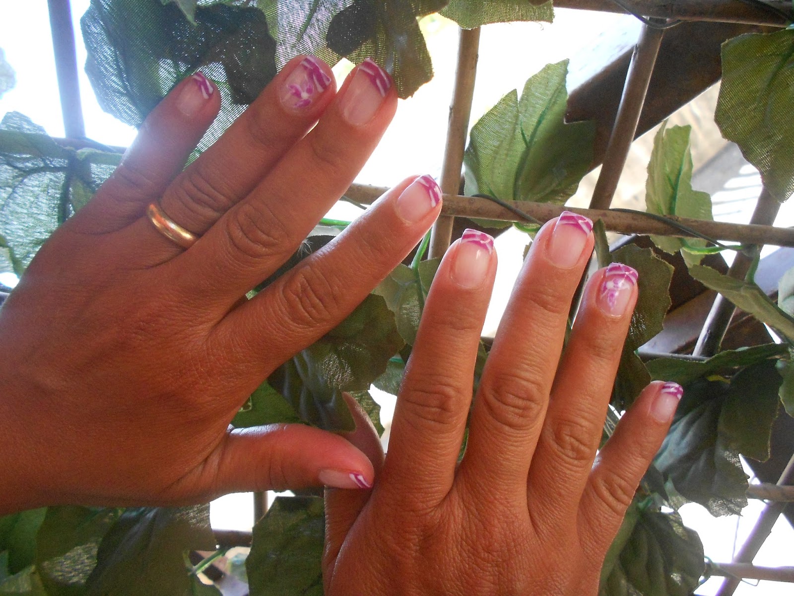 Mariagrazia Nails art french lilla con nail art bianco e fiore sfumato