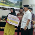 Wagub Nasrul Abit Serahkan Bonus pada Astuti Mairinda Juara MTQ Cabang MMQ di Medan Rp.150 Juta