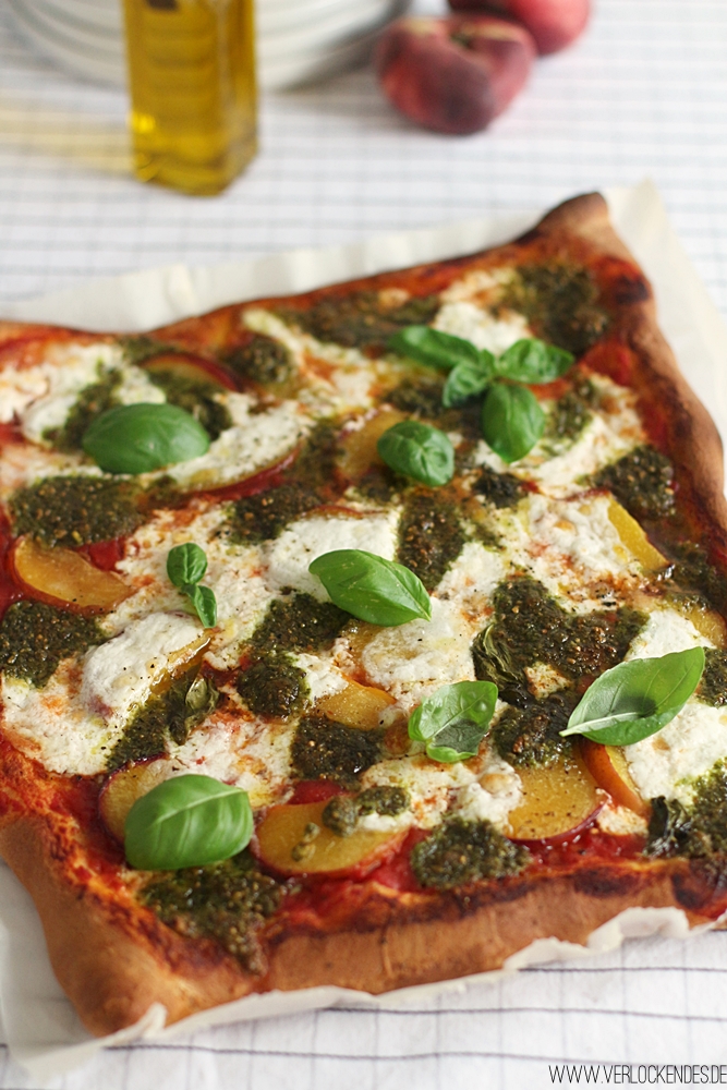 Eine SommerPizza Mit Pfirsichen, Burrata, PistazienPesto und dem