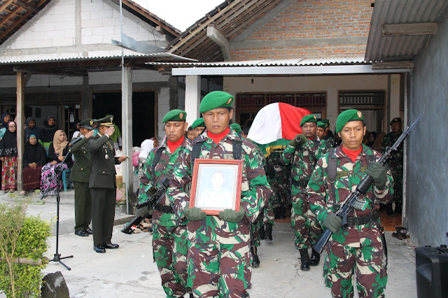 Tangis Haru Mengiringi Pemakaman Alm. Sertu Partono