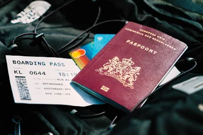 buku passport dan boarding pass