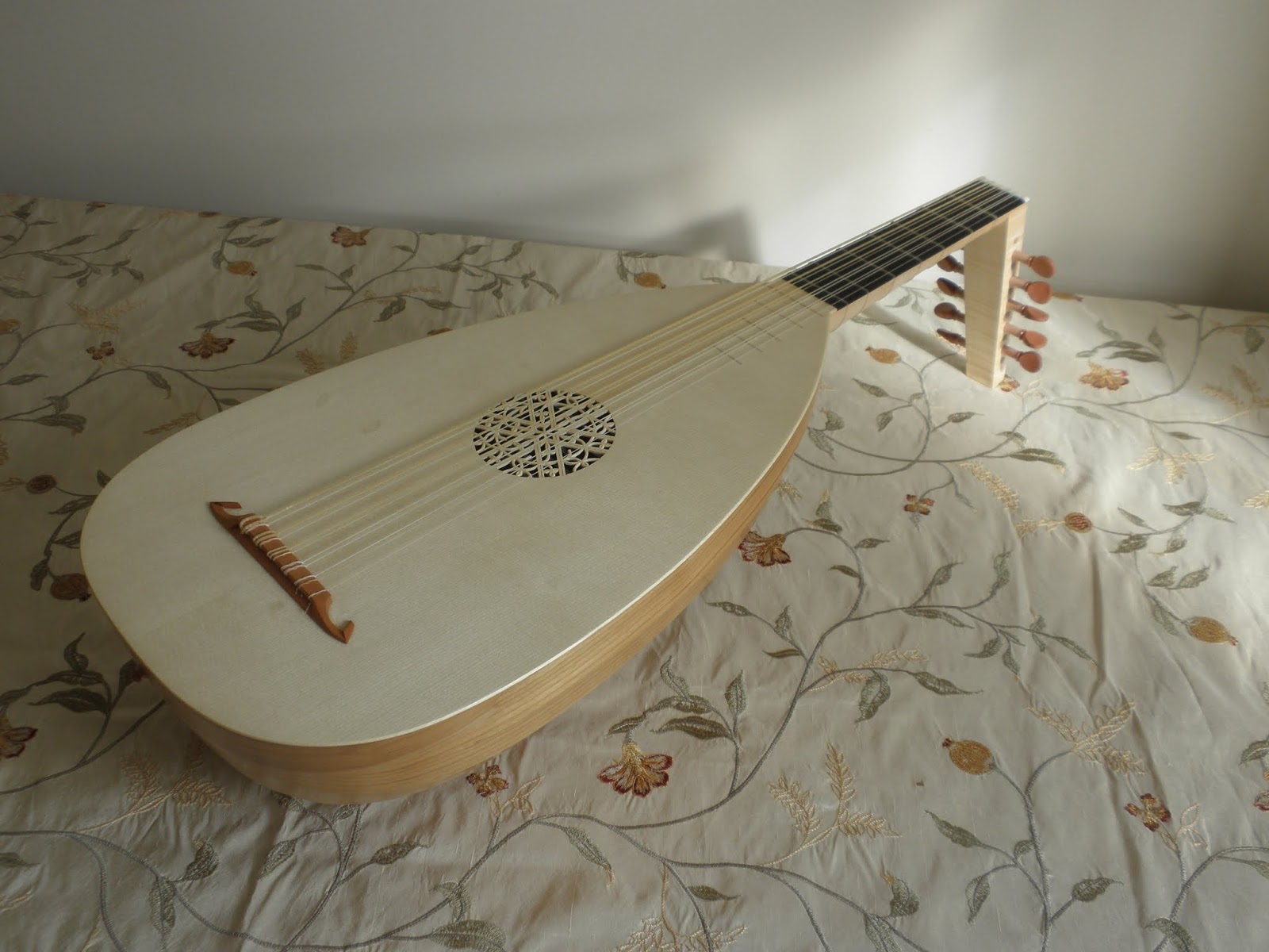 Buying a Lute Renaissance lutes