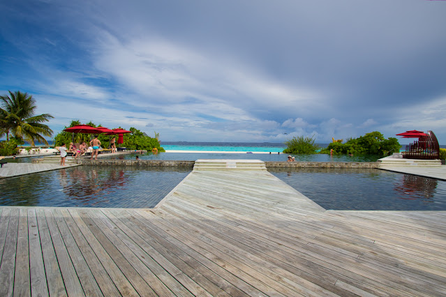Bar e piscina Thari Amari Havodda Maldives