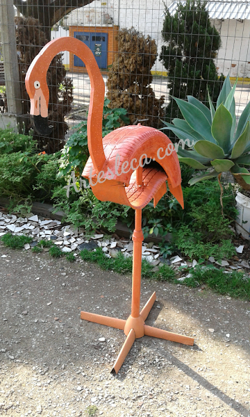 Flamingo feito de pneu, madeira e base de ventilador