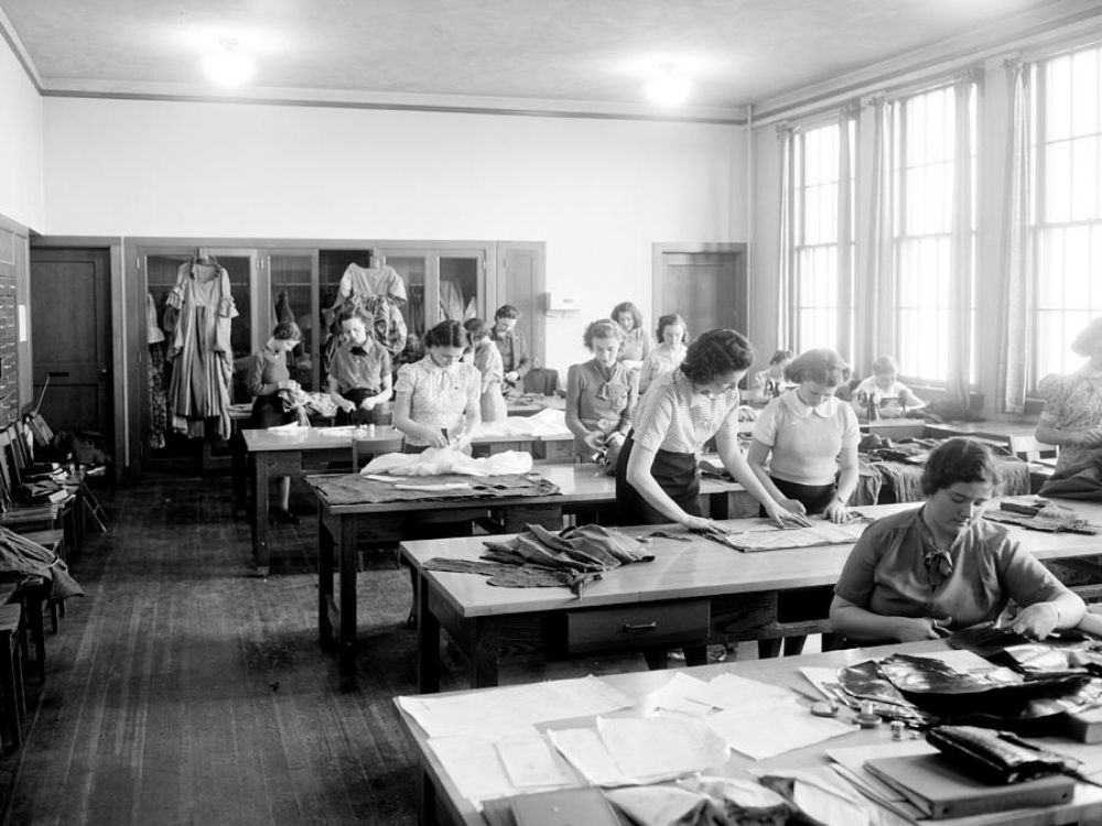 Fascinating Vintage Photos of Girls Attending Home Economics Classes 1920s 1930s - 56