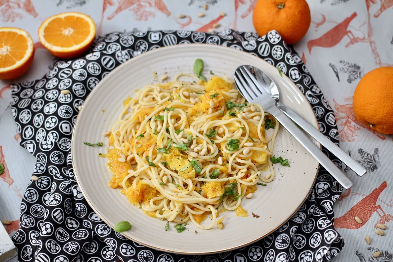 HOME OF HAPPY: PASTA MIT ORANGEN-BASILIKUMSAUCE