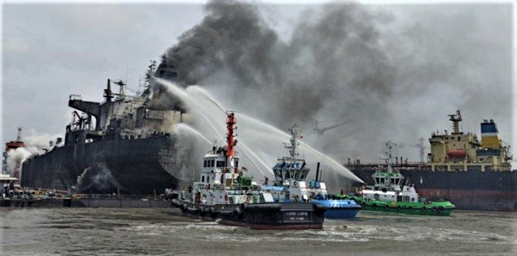 世界の貯蔵タンク事故情報 インドネシアで修理中の石油タンカーで爆発、死傷者29名