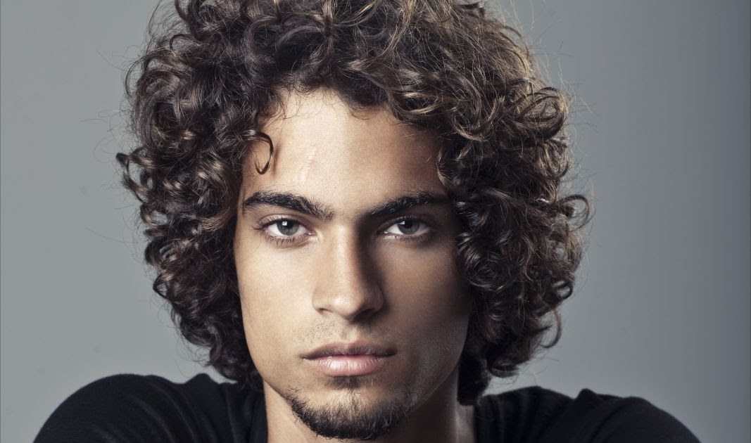 кудрявый кристофер. причёски для кудрявых волос мужские. причёски для волнистых волос мужские. Curly undercut стрижка. как сделать кучерявые волосы мужчине.