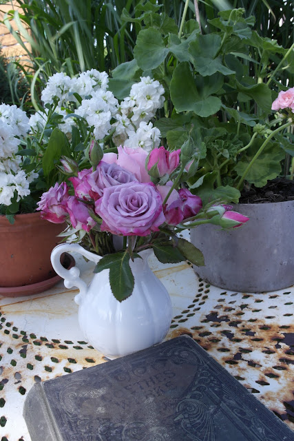 GartenTisch mit Rosendekoration