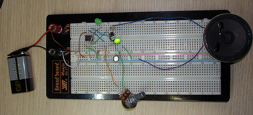 circuito metrónomo protoboard