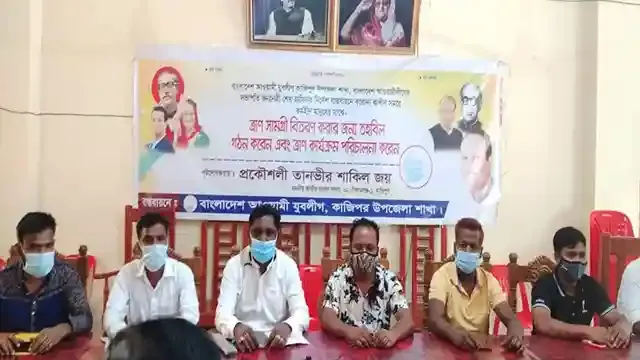 করোনা আক্রান্তদের খাবার সহায়তা দিচ্ছেন উপজেলা যুবলীগ