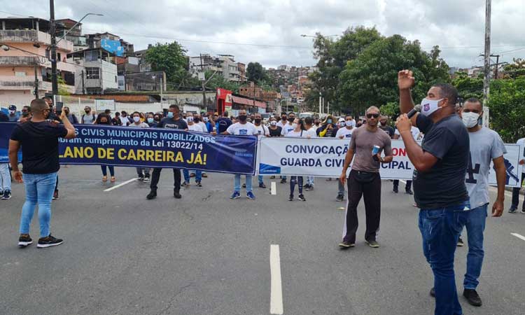 Guardas municipais realizam protesto e bloqueiam a avenida em Salvador
