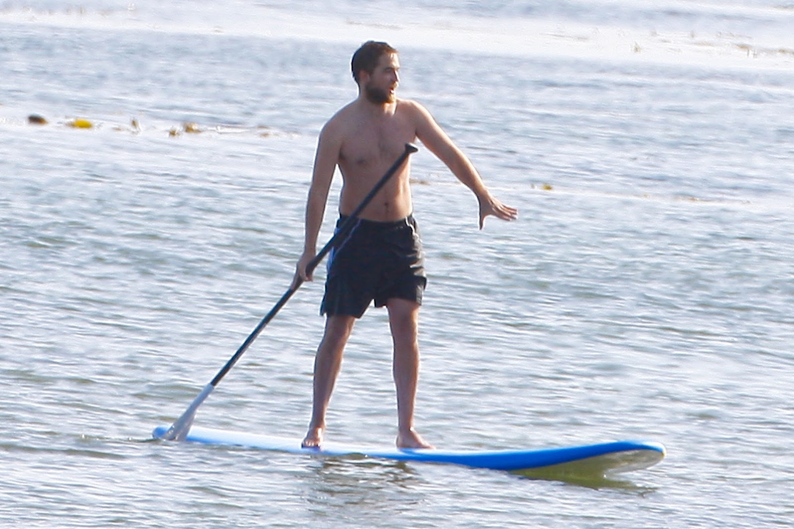 Роберт паттинсон на пляже