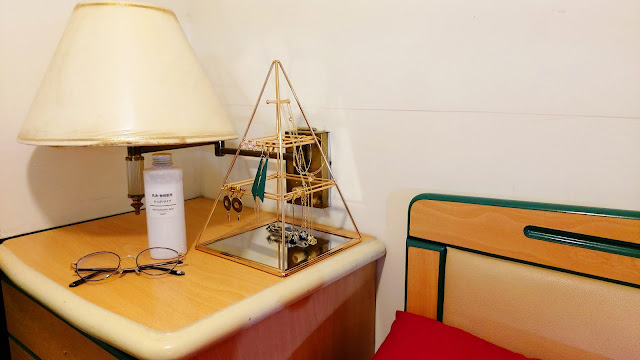 床邊櫃-金字塔飾品架