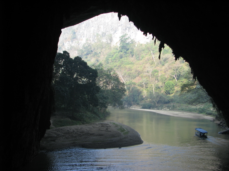 Thăm hang Puông trong vườn quốc gia Ba Bể