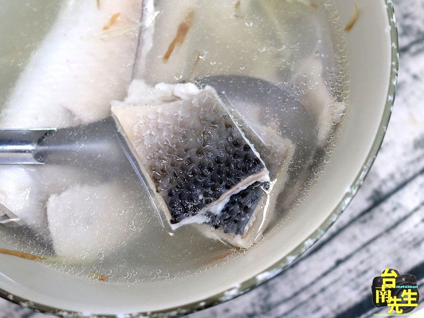 台南虱目魚湯/無店名無招牌飄香40多年/老饕私藏口袋名單/在地人從小吃到大/當天現宰用料新鮮/一大早就人潮滿滿