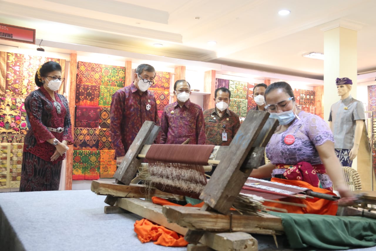 Menkumham Yasonna Minta Gubernur Koster Bikin Video Penenunan Songket Bali untuk Christion Dior