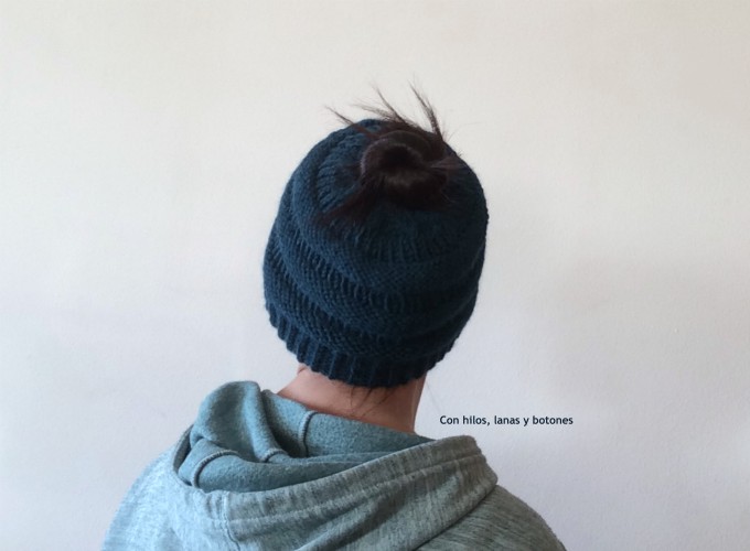 Con hilos, lanas y botones: Messy Bun Beanie