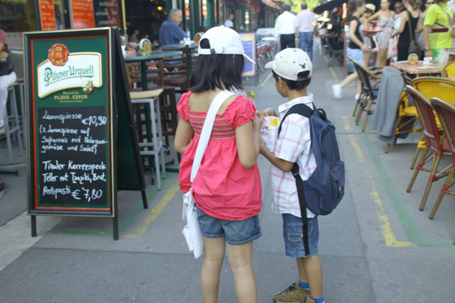 kids in the market, naschmarkt vienna