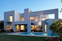 fachada de casa moderna blanca con piscina