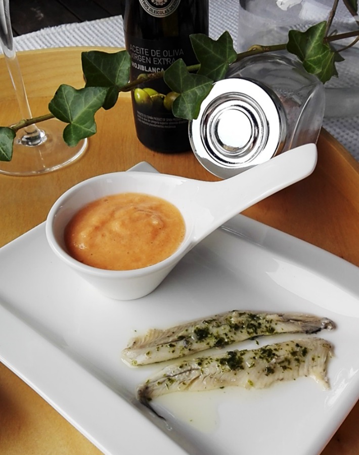 Aperitivo: Salmorejo con boquerones en vinagre