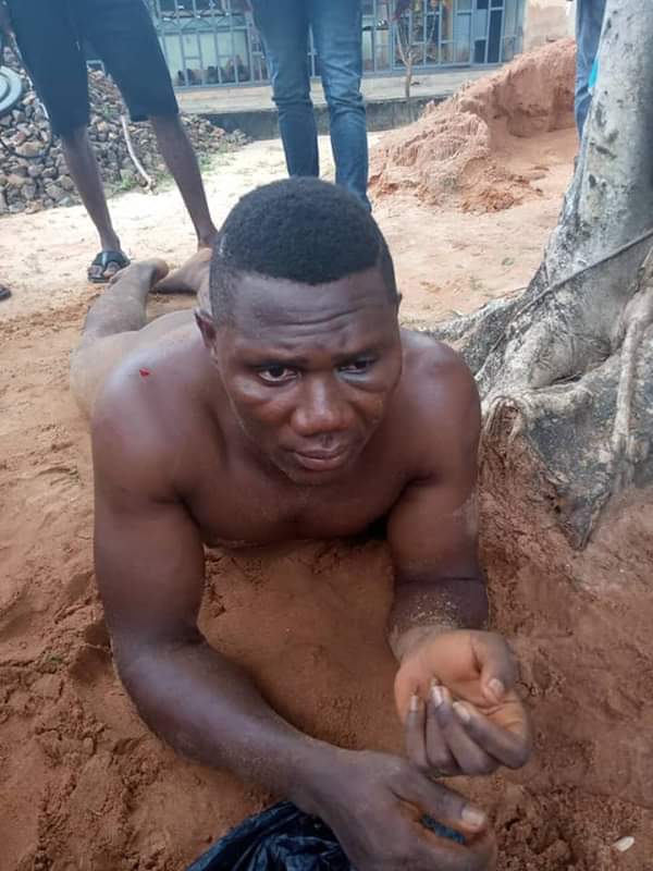 Robber Stripped Unclad In Anambra While Robbing A Man After Withdrawal From Bank(Photos)