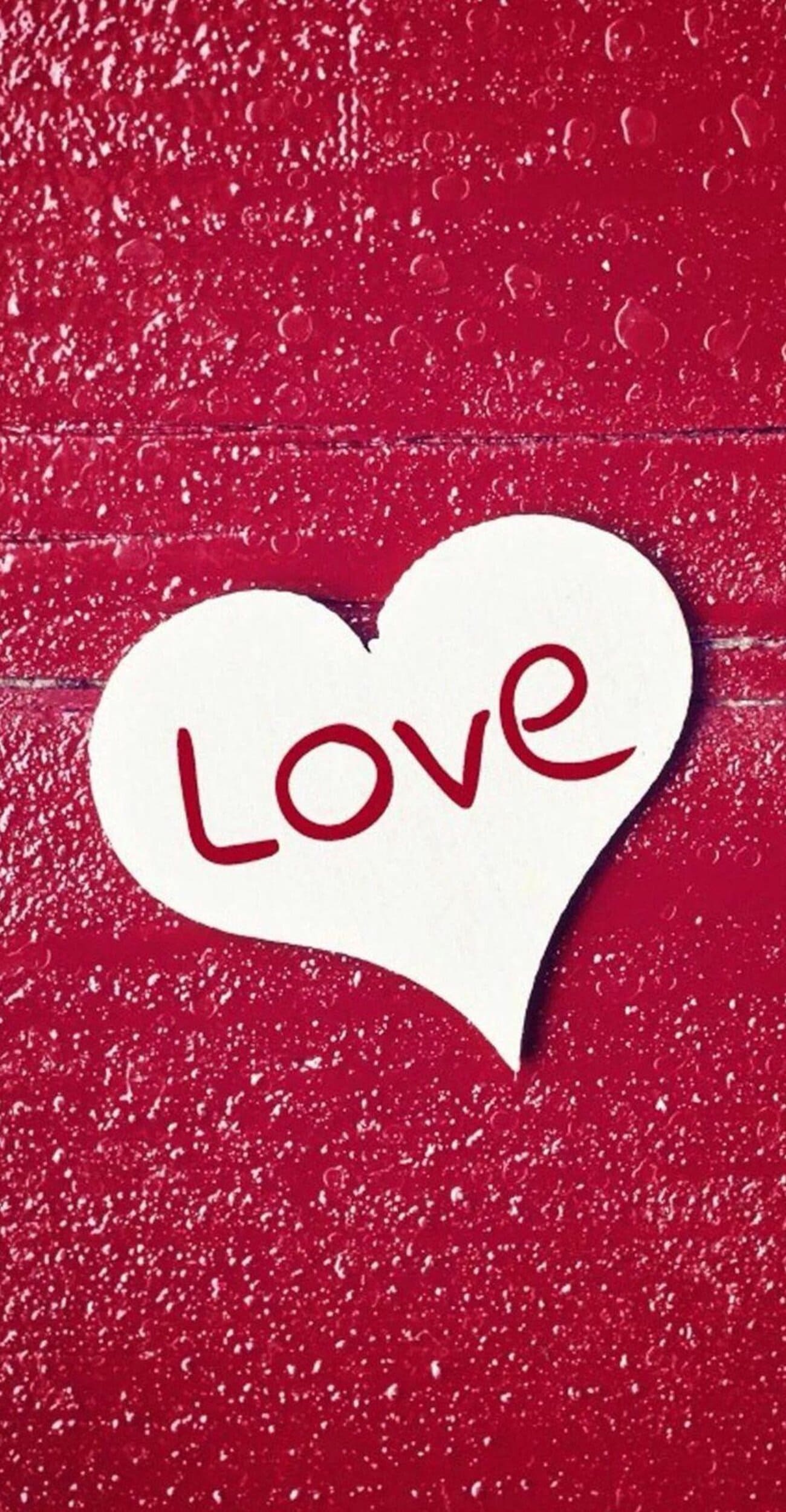 خلفية حمراء مع قلب ابيض مكتوب كلمة LOVE بجودة HD للايفون
