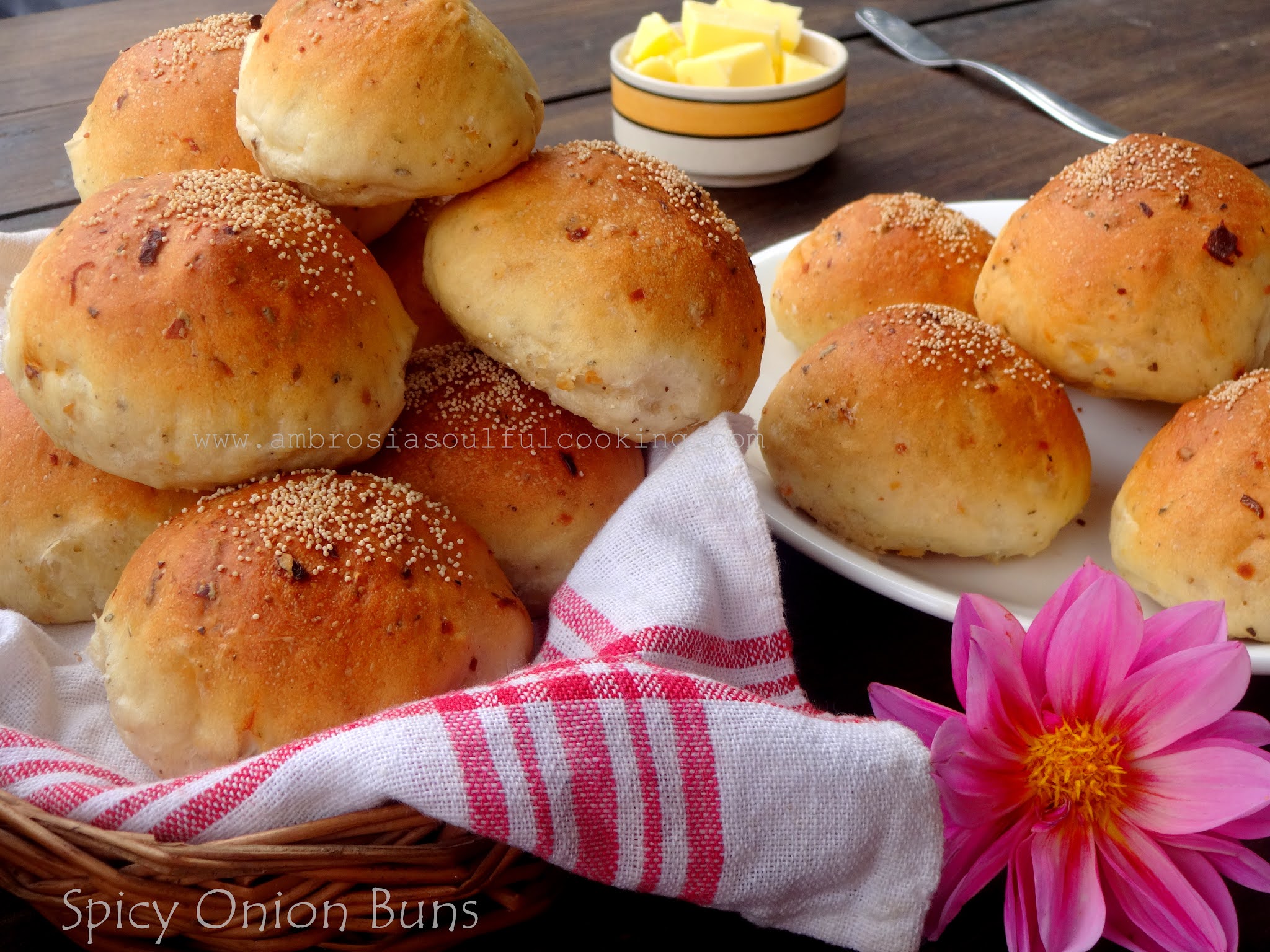 Spicy Onion Buns (Vegan) / Breadbakers Ambrosia
