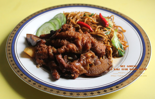 Mee Goreng & Kaki Ayam Masak Kicap