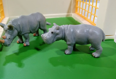 Miniatura de vinil de rinoceronte 6,3cm e hipopotamo 5cm de comprimento, marca Safari, R$ 8,00 cada